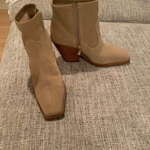🌼Vince Camuto ankle boots